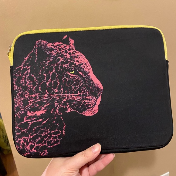 Juicy Couture Ipad case/ misc pouch (says for 3rd generation) - Picture 2 of 6